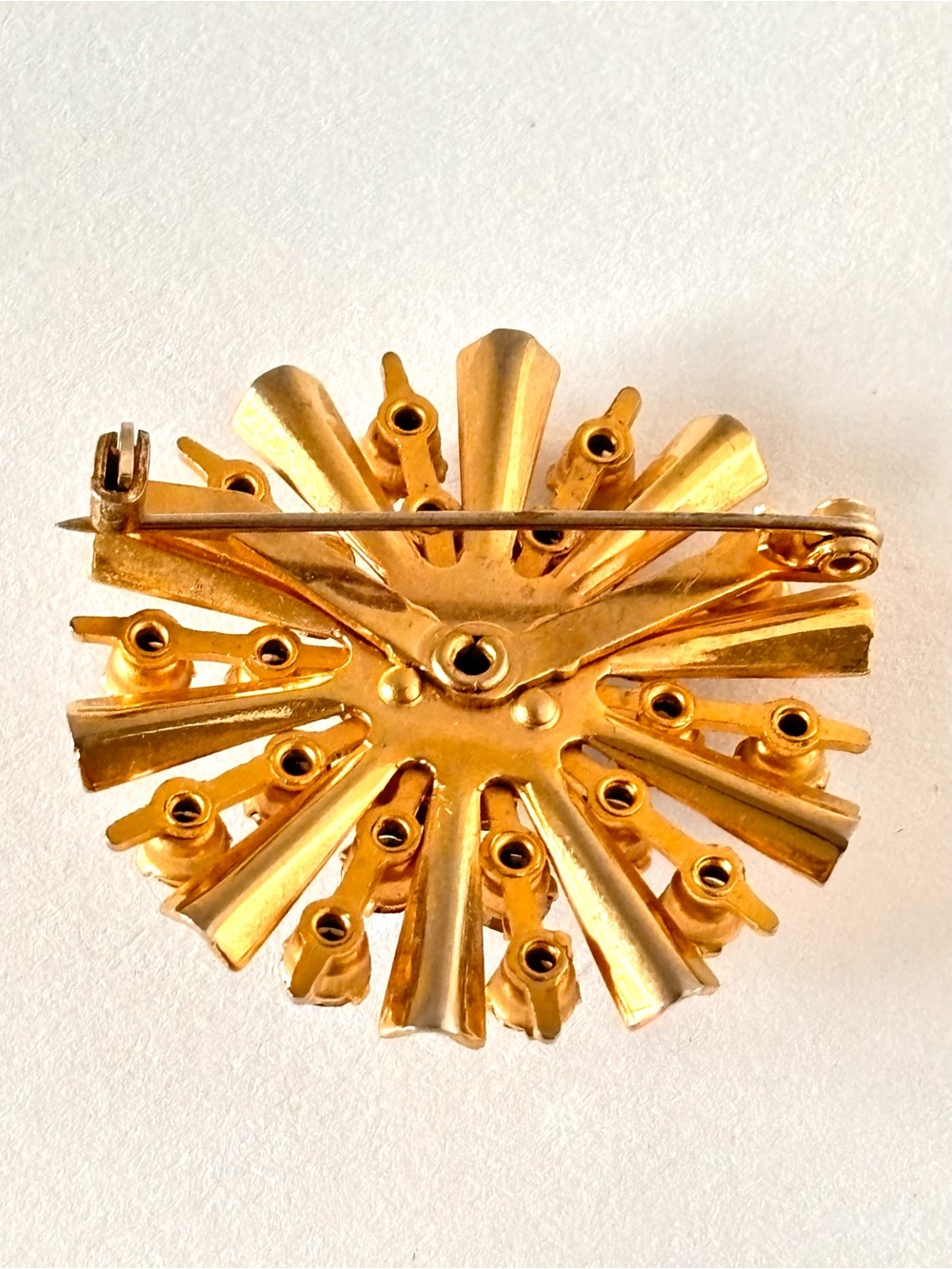 Absolutely stunning vintage brooch in the shape of a flower. - Picture 3 of 4
